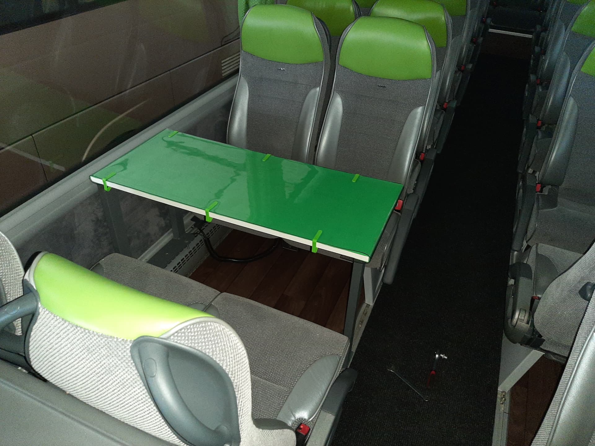 Tavolo nel bus verde